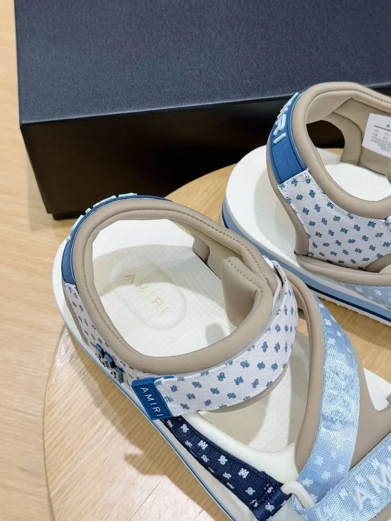 [AMIRI*AMIRI] P:500💰 Size: 39-45 Official website new original version 1:1 AMIRI*AMIRI classic men's sandals, high-end boutique, original material, TPU foam bottom, fine workmanship, casual, loose and comfortable, a must-have in summer.